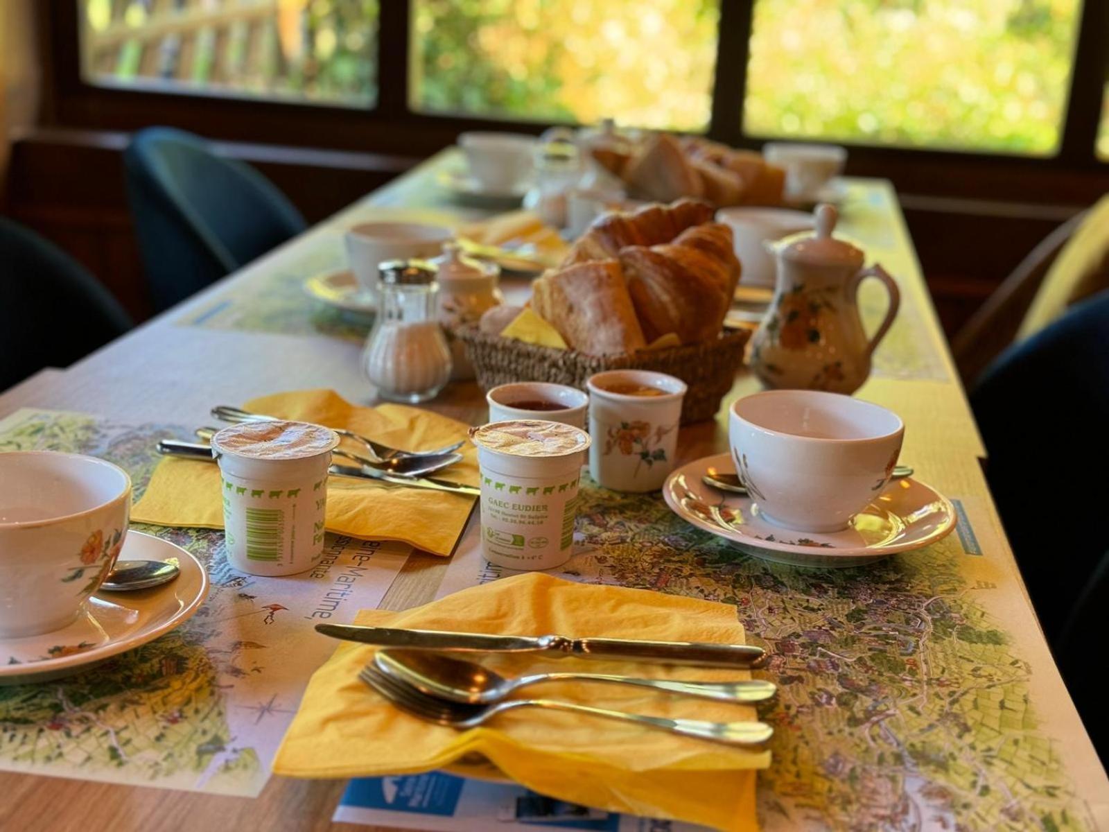 Auberge Du Val Au Cesne Saint-Clair-sur-les-Monts Exteriör bild